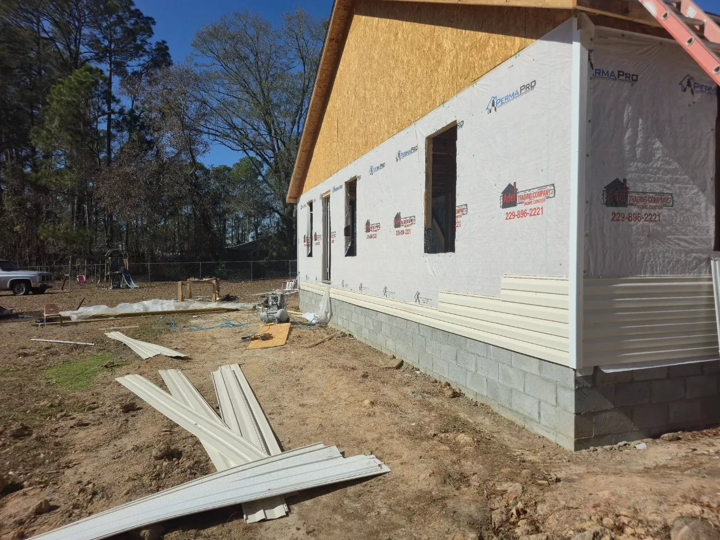Siding goes up on a new build by BuildRight Home Improvement